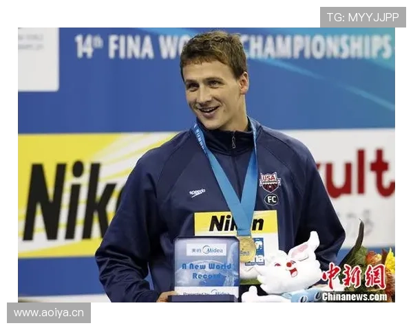 瑞安·洛赫特泳池边喝香槟，那身材平时谁看到都想问句话啊！